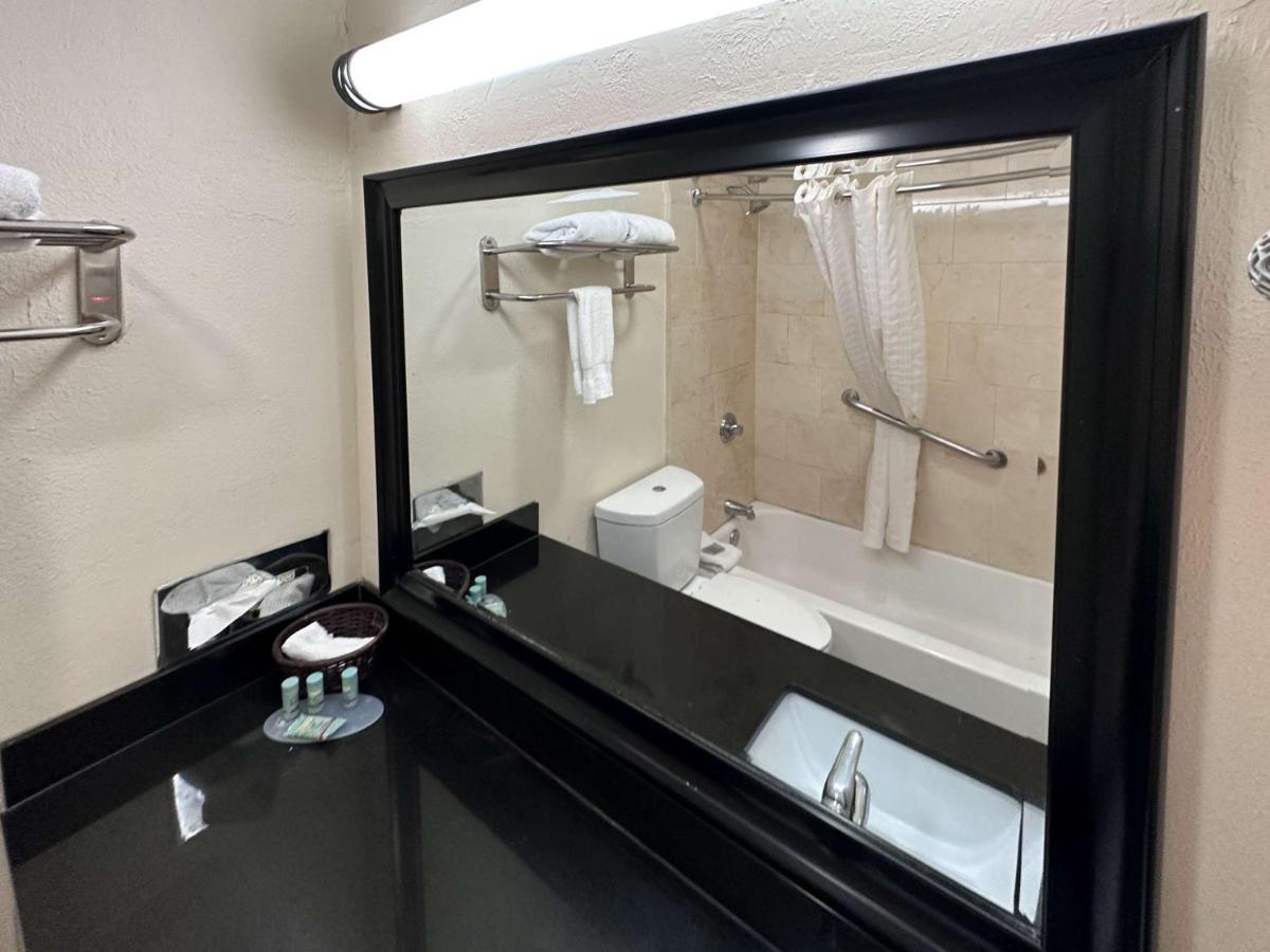 Motel 6 Dallas Tx Downtown Bagian luar foto