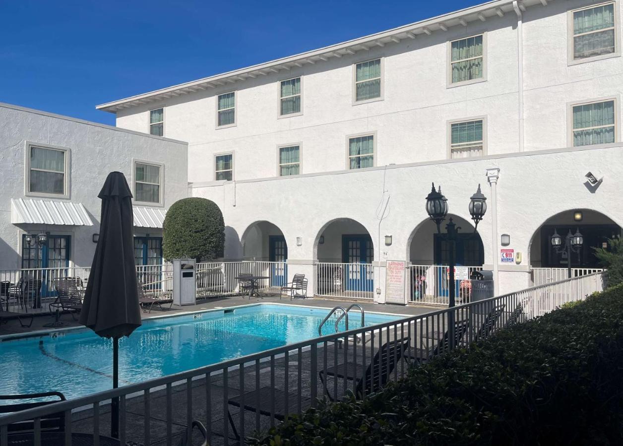 Motel 6 Dallas Tx Downtown Bagian luar foto